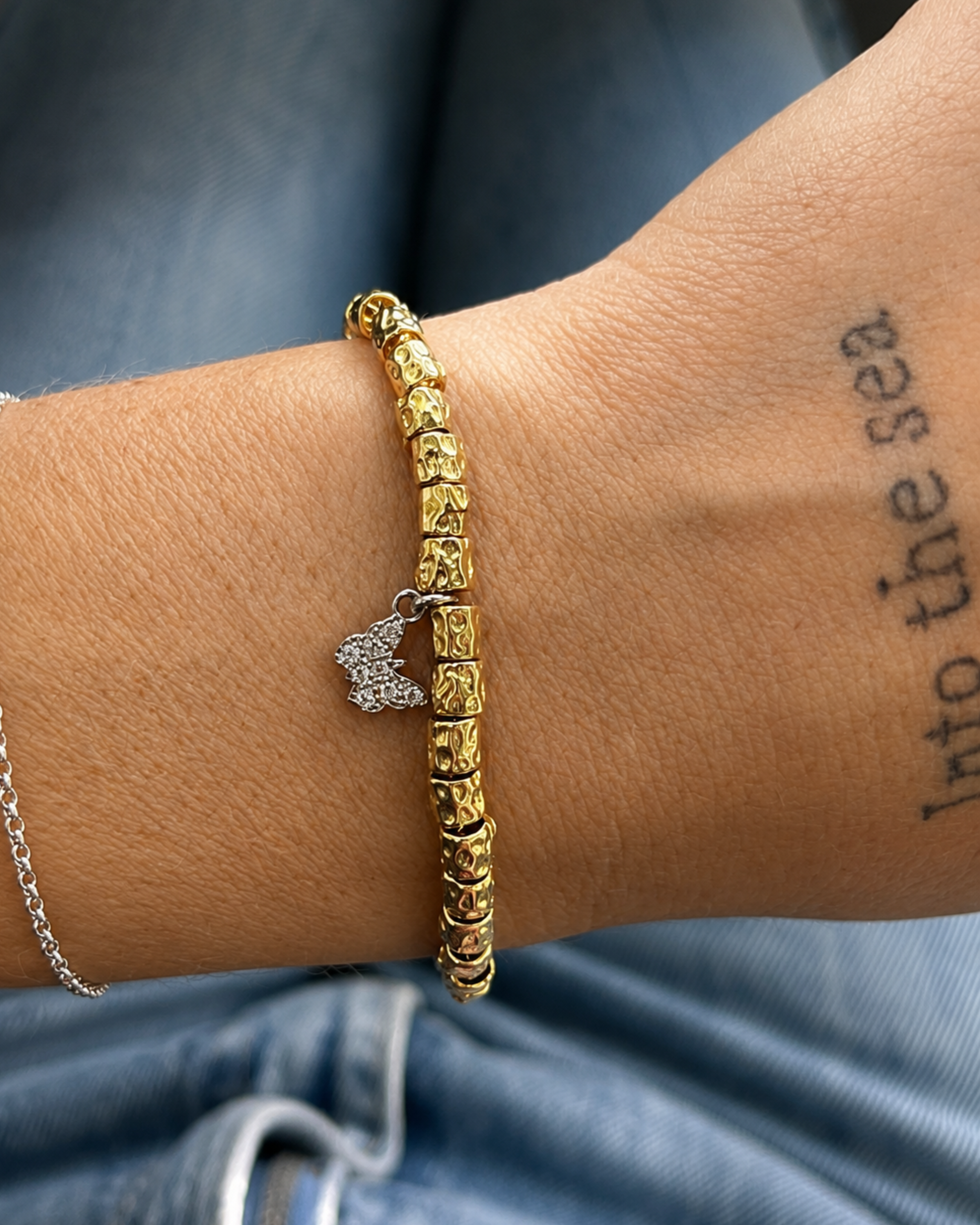 Bracciale con pepite e farfalla
