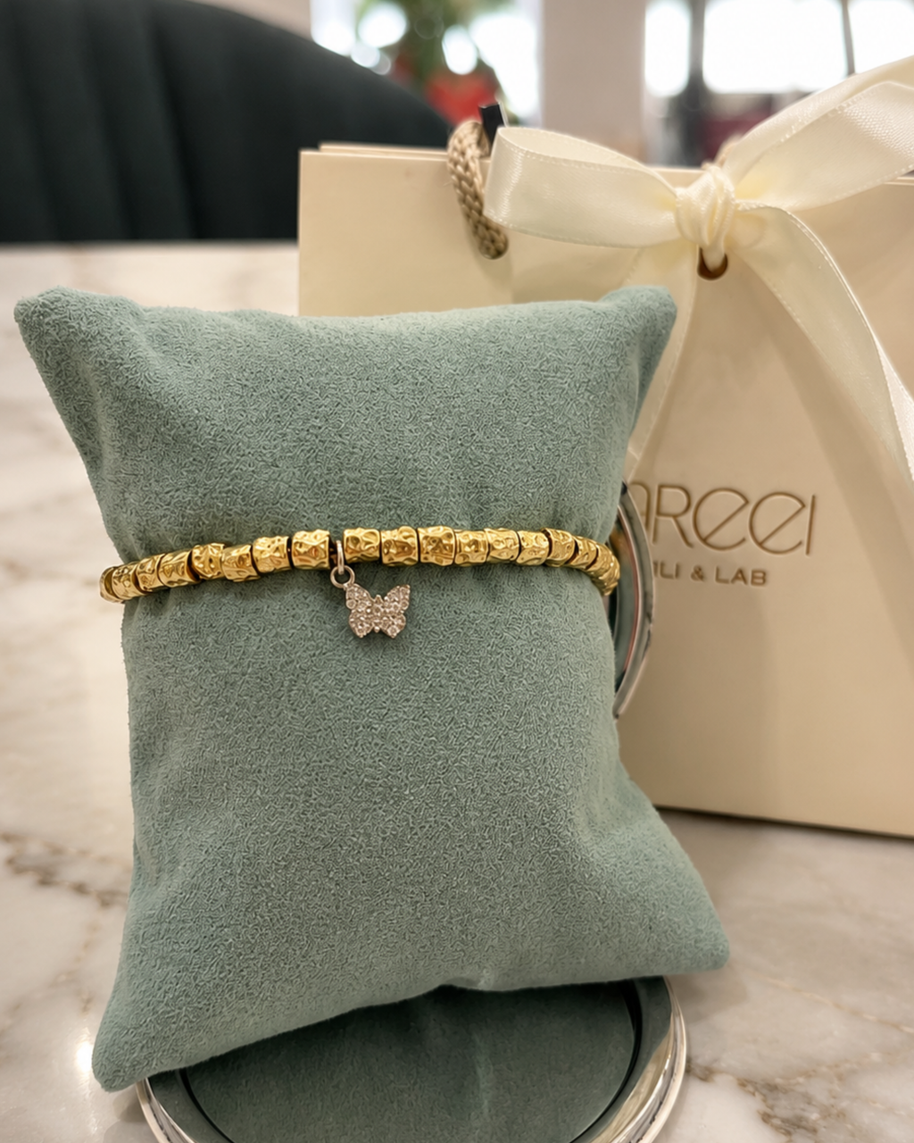 Bracciale con pepite e farfalla