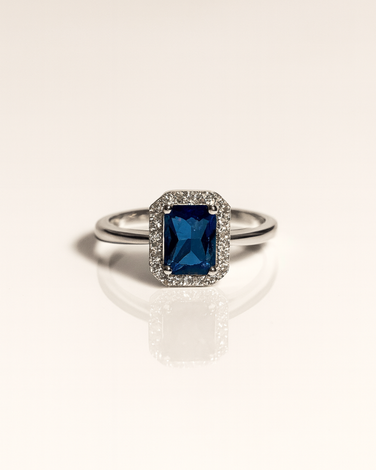 Anello rettangolare con zirconi
